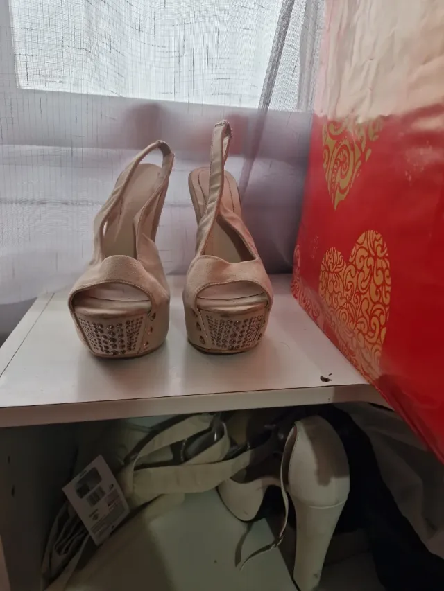 Cuñas tacón beige con tachuelas