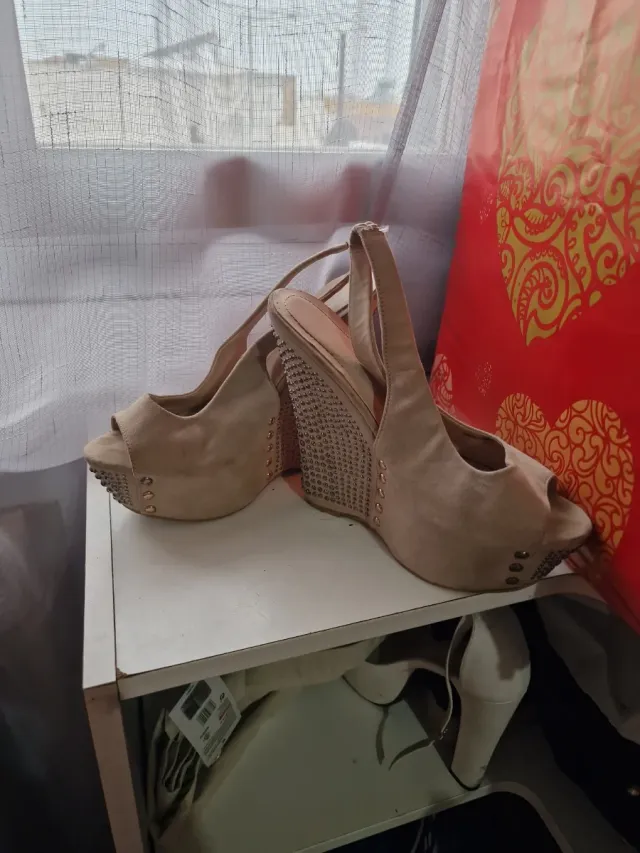 Cuñas tacón beige con tachuelas