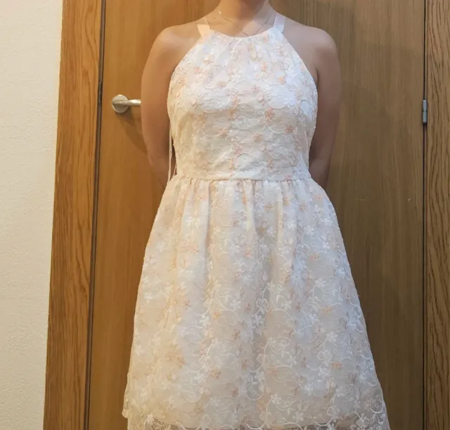 Vestido de fiesta rosa(peach) y blanco con diseño