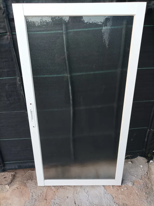 Hoja de ventana con marco blanco