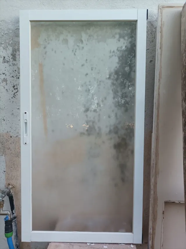 Hoja de ventana con marco blanco