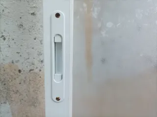 Hoja de ventana con marco blanco