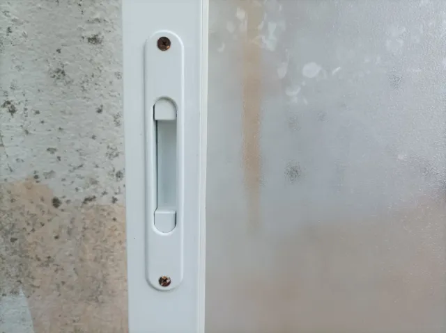 Hoja de ventana con marco blanco