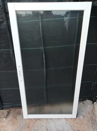 Hoja de ventana con marco blanco