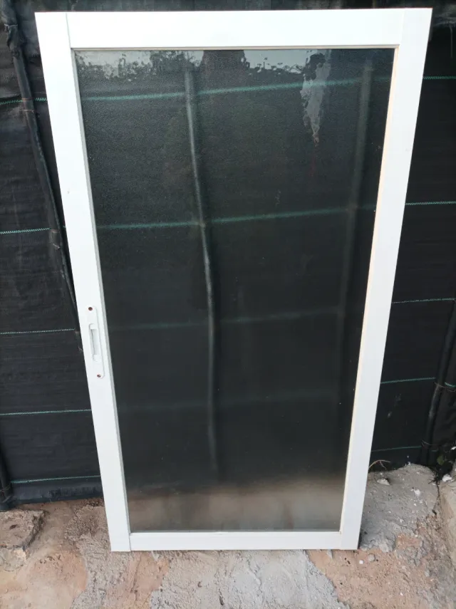 Hoja de ventana con marco blanco