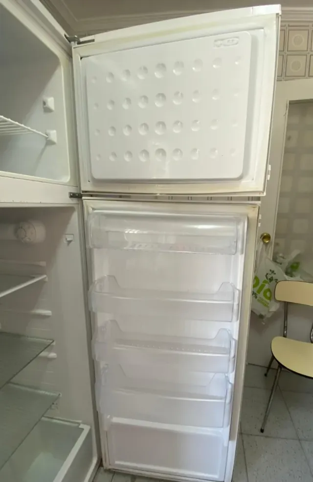 Nevera blanca marca BRU