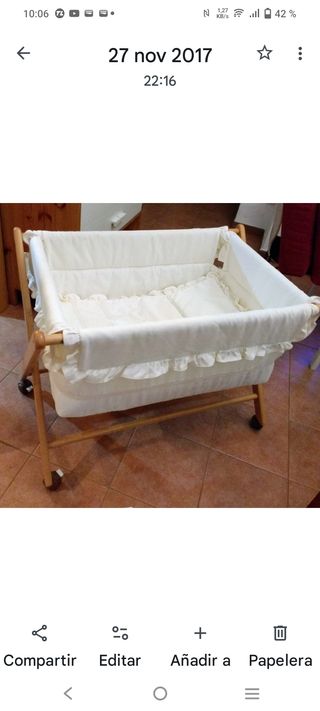 Minicuna de madera con ruedas