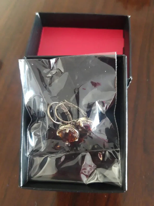 Pendientes dorados con piedra marrón