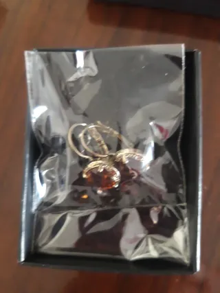 Pendientes dorados con piedra marrón