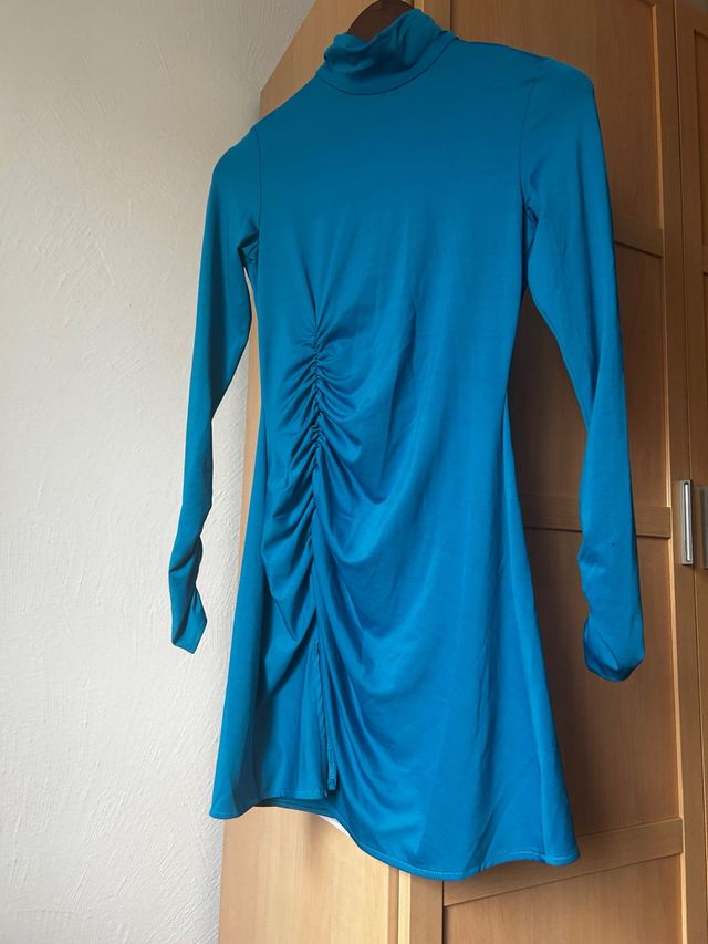 Vestido azul con cuello alto y fruncido