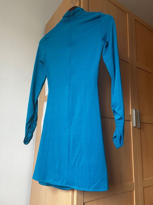 Vestido azul con cuello alto y fruncido