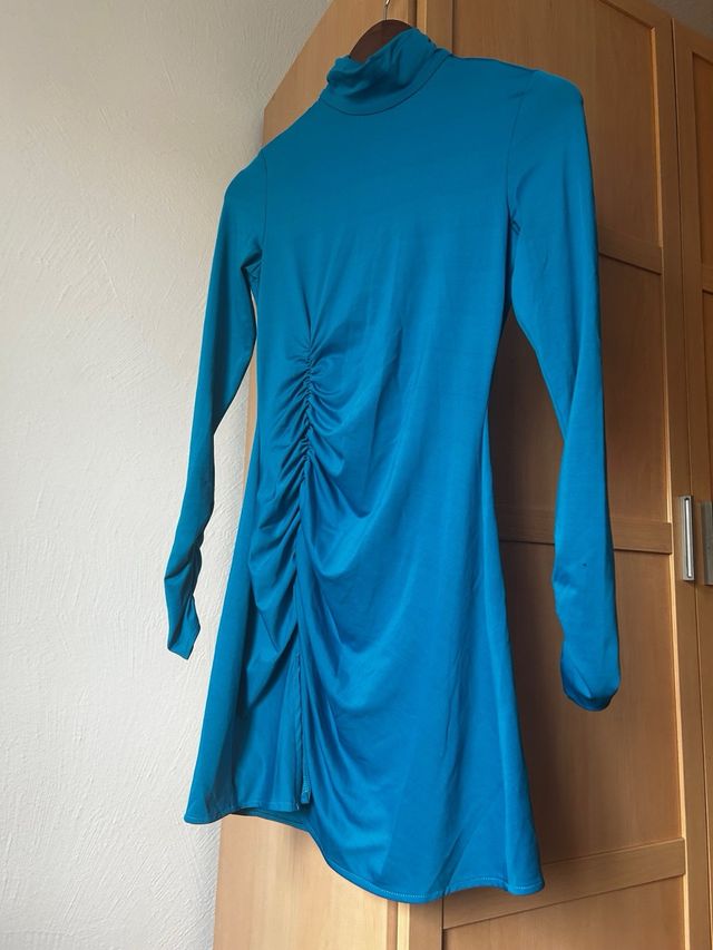 Vestido azul con cuello alto y fruncido