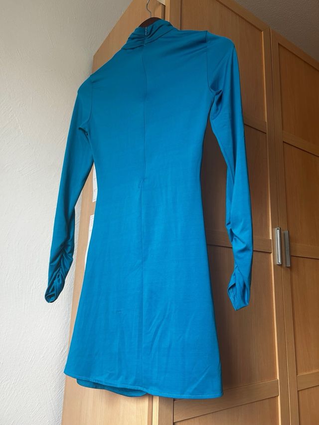 Vestido azul con cuello alto y fruncido