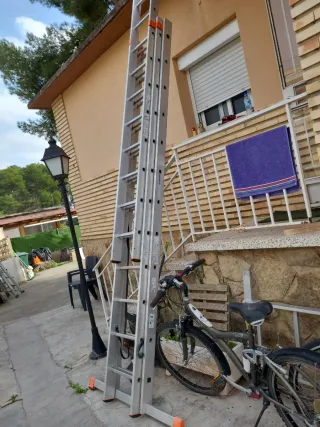 Escalera aluminio 3 tramos 12 peldaños