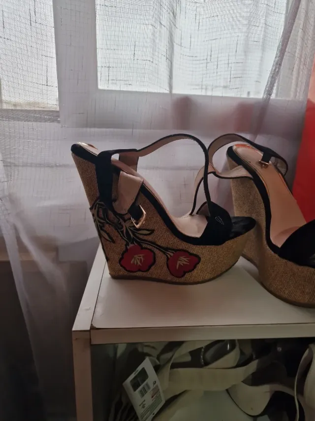 Cuñas tacón alto negras y beige