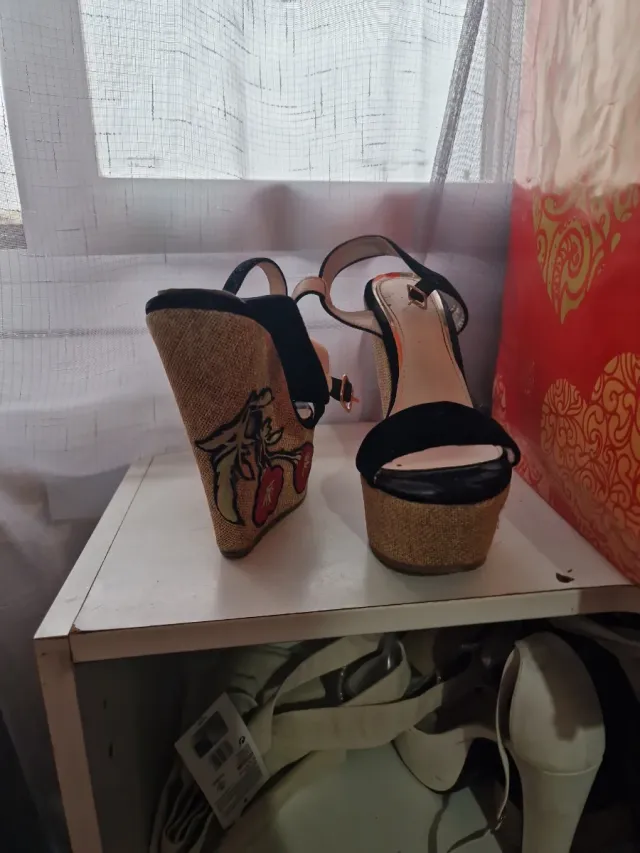 Cuñas tacón alto negras y beige