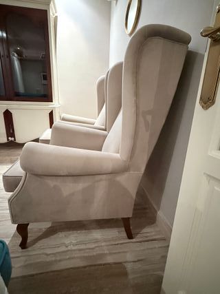 Sillón orejero beige de tela hecho a medida