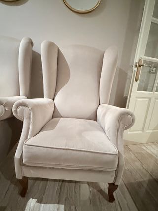 Sillón orejero beige de tela hecho a medida