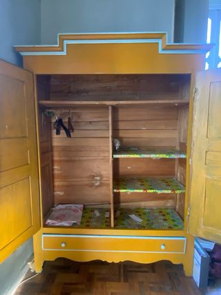 Armadio antico in legno dipinto giallo e turchese