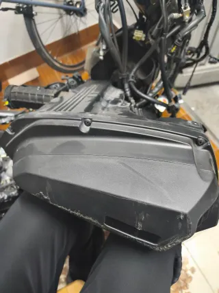 Caja filtro aire Honda ADV350 arañada