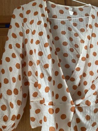 Blusa Mango Topitos Marrón y Blanco