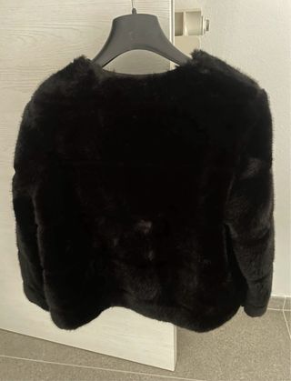 Giacca in eco pelliccia nera TRF