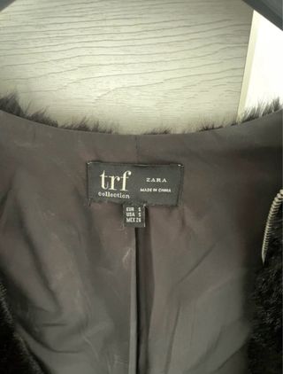 Giacca in eco pelliccia nera TRF