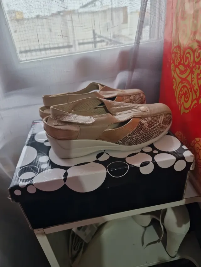 Zapatos de piel beige y marrón