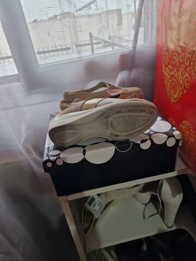 Zapatos de piel beige y marrón