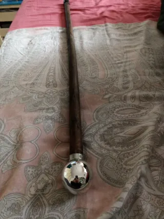 Bastón con bola plateada