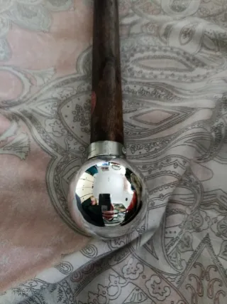 Bastón con bola plateada