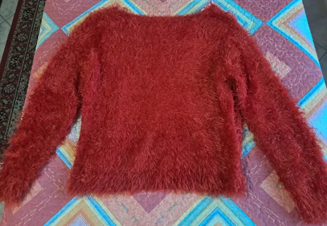 Maglione rosso effetto peloso