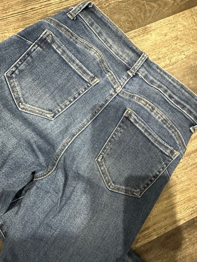 Pantalones vaqueros azules con flecos