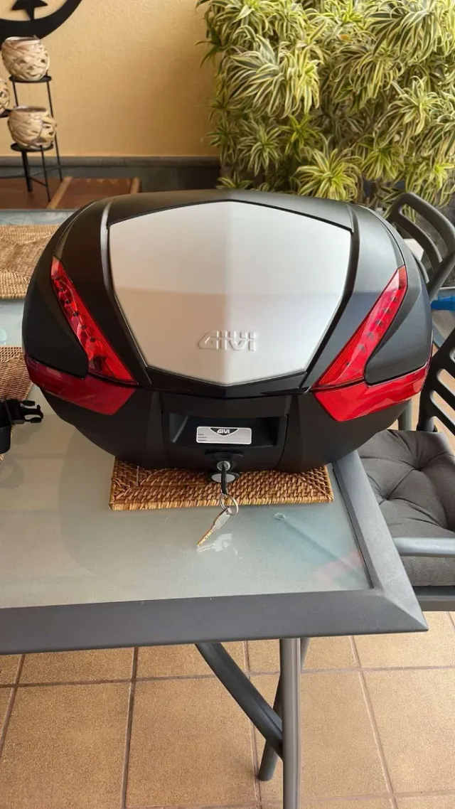 Baúl Moto GIVI V47 Negro