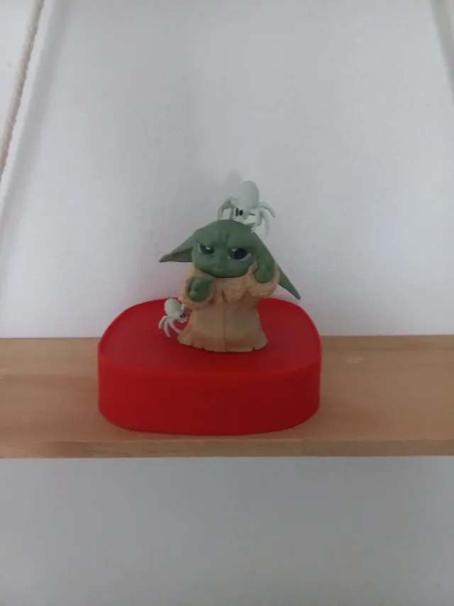 Figura Baby Yoda con arañas