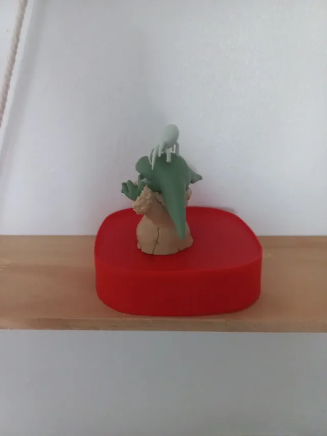 Figura Baby Yoda con arañas