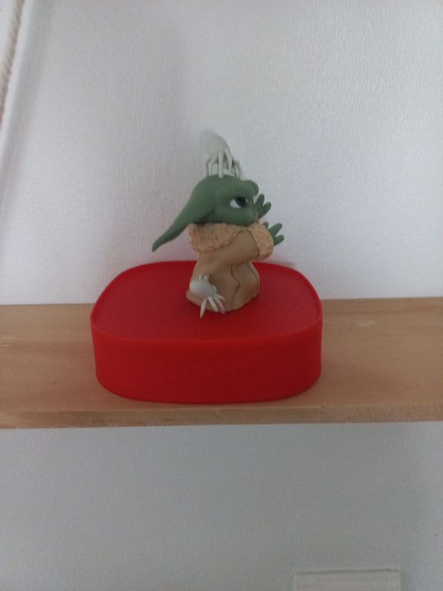 Figura Baby Yoda con arañas