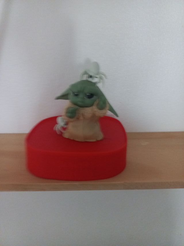 Figura Baby Yoda con arañas