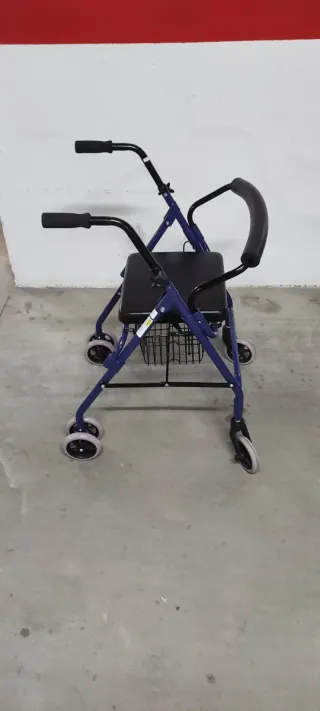 Andador para ancianos con asiento y cesta