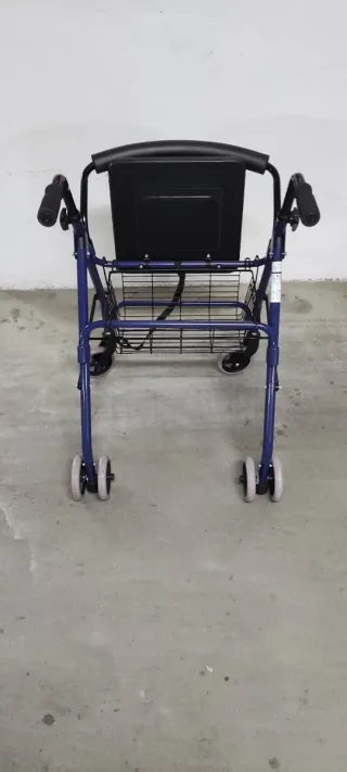 Andador para ancianos con asiento y cesta