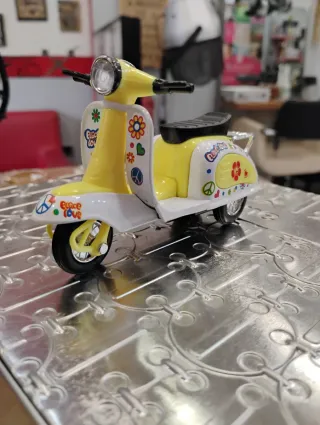 Moto miniatura decorada