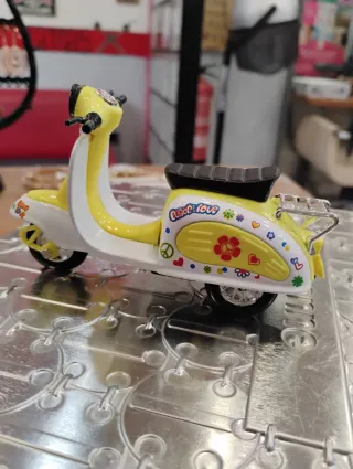 Moto miniatura decorada