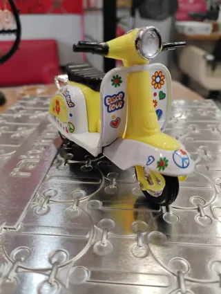 Moto miniatura decorada