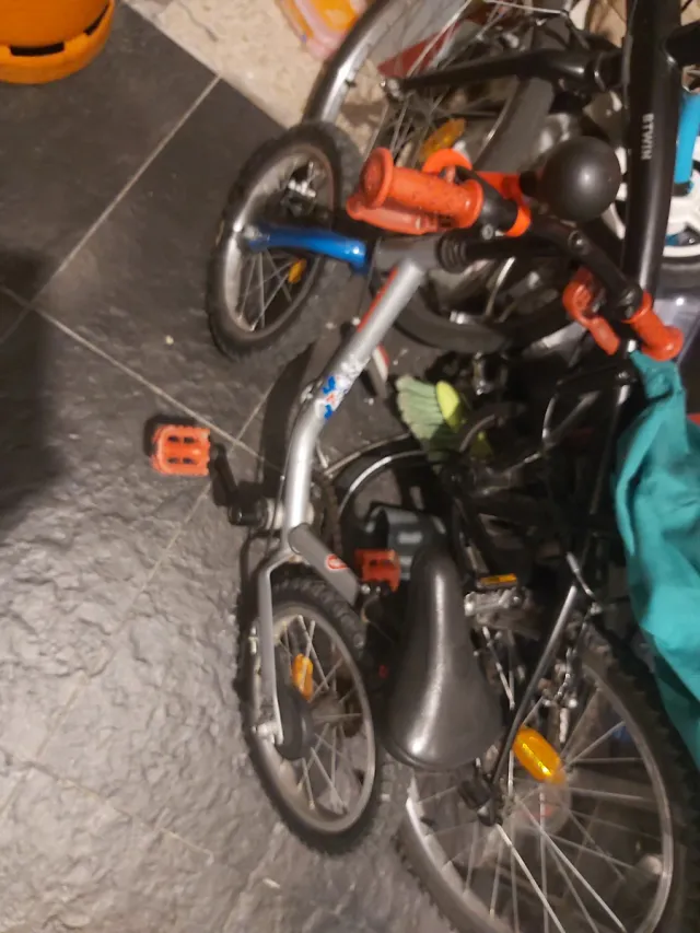 Bicicleta infantil plateada