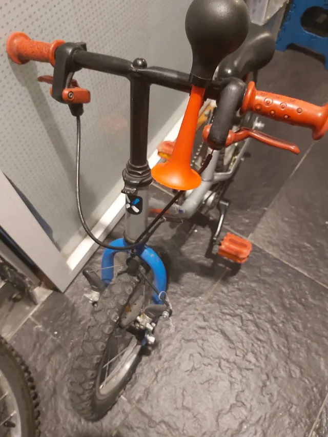 Bicicleta infantil plateada