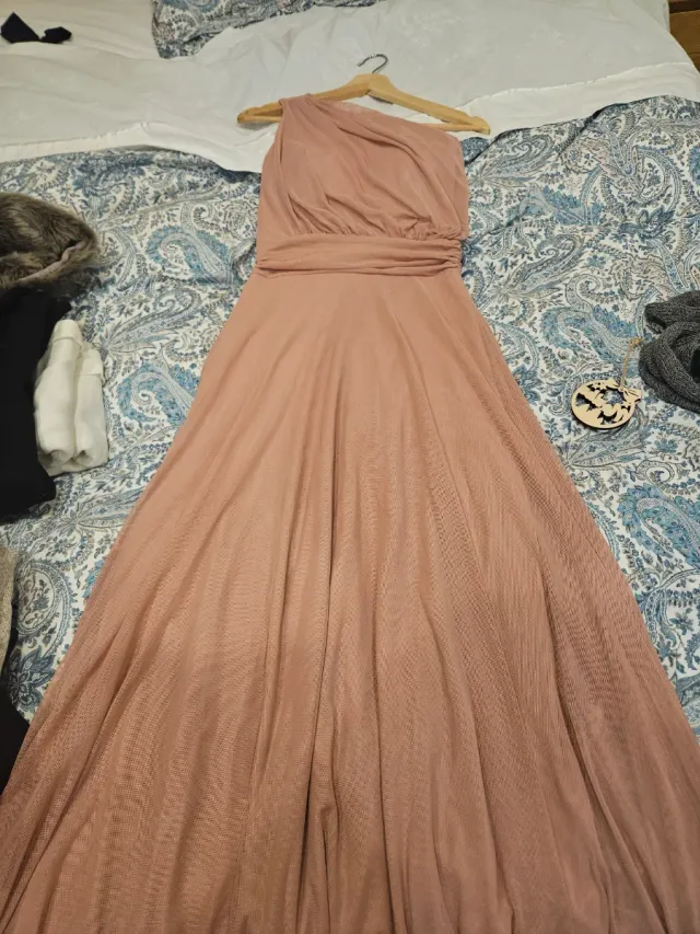 Vestido de fiesta rosa asimétrico