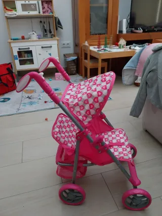 Silla de juguete rosa con estampado de corazones