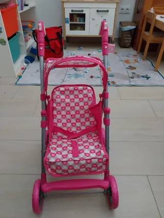 Silla de juguete rosa con estampado de corazones