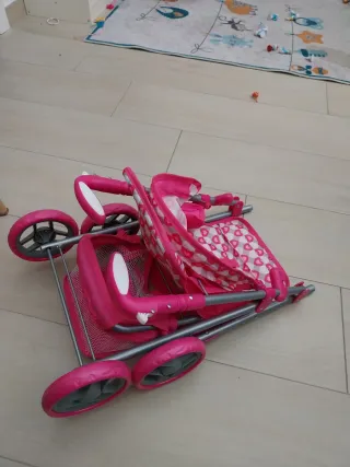 Silla de juguete rosa con estampado de corazones