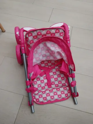 Silla de juguete rosa con estampado de corazones